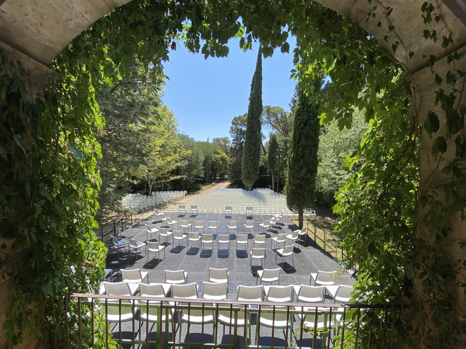 Vista del recinte des de l'arc del monestir
