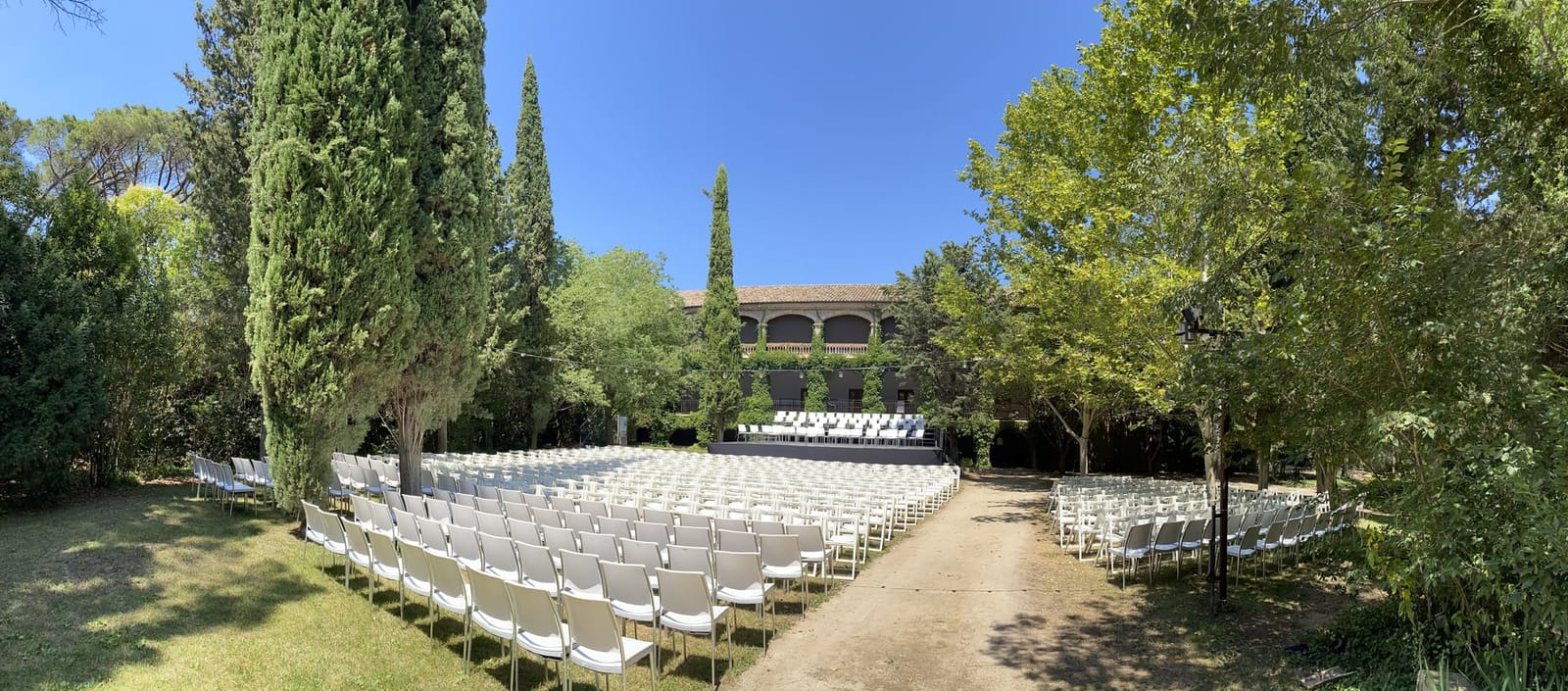 Vista panoràmica del recinte del festival a Món Sant Benet